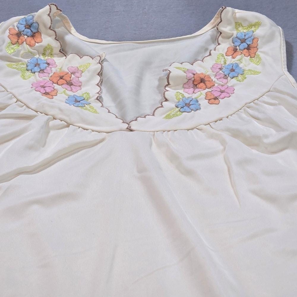 Unbranded Nightgown Women Medium Cream Floral Embroidered Vintage Antron III USA
